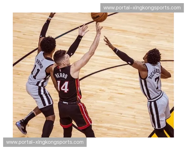 76人外线防守轮转速度慢 被马刺传导球轻松找到空位